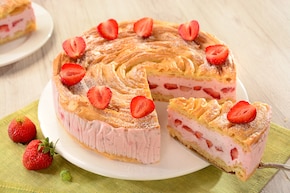 Ptysiowy tort z truskawkami
