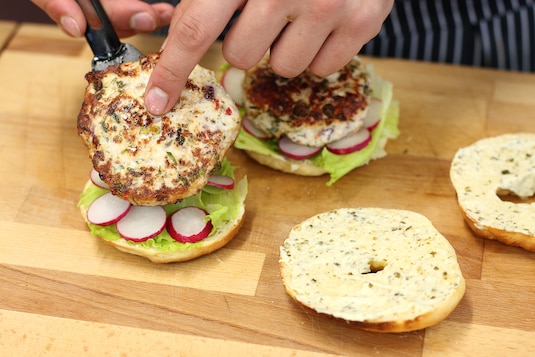 Bajgiel z hamburgerem z kurczaka i sadzonym jajkiem - Krok 6