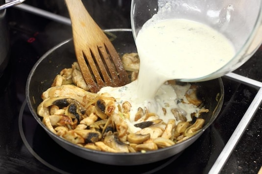 Kurczak w sosie pieczarkowo-serowym - Krok 3