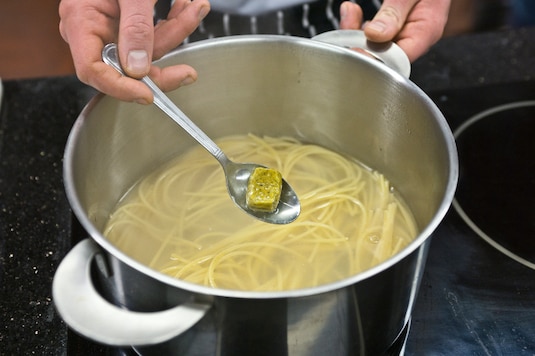 Spaghetti z anchois i kaparami - Krok 1