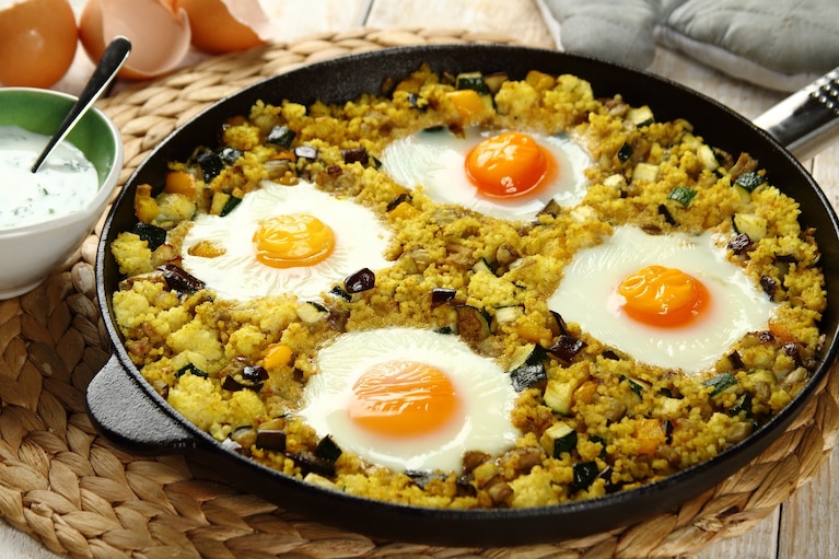 Przepis na Zapiekana kasza jaglana z curry z warzywami i jajkiem Zapiekana kasza jaglana z curry z warzywami i jajkiem