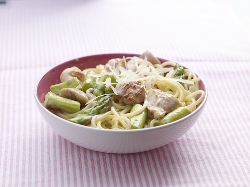 Spaghetti ze szparagami, kurczakiem i serem