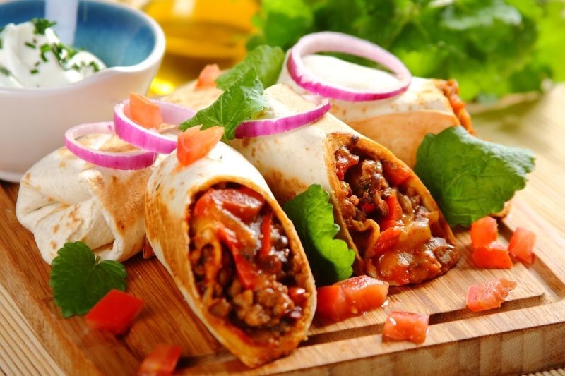 Meksykańskie burrito z kurczakiem i serem cheddar