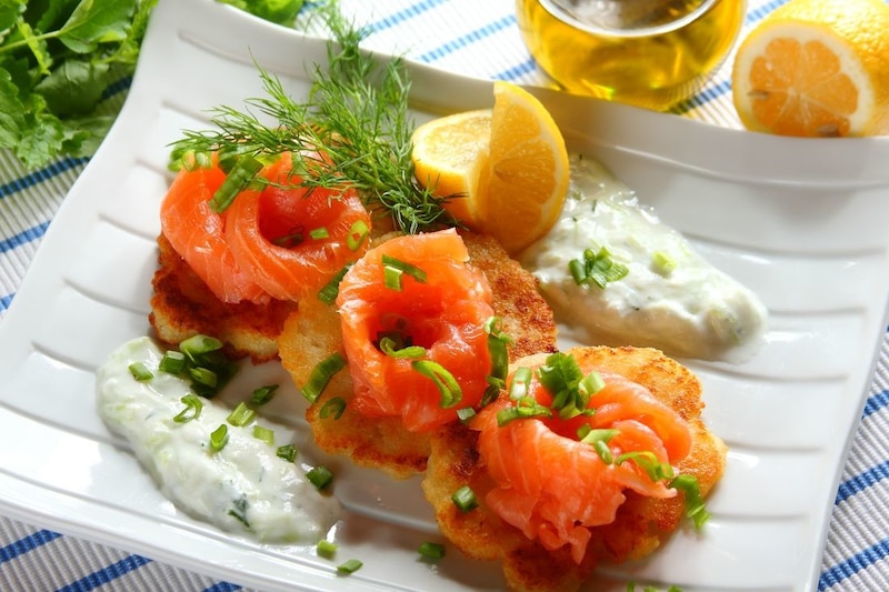 Placki z sosem tzatziki i wędzonym łososiem