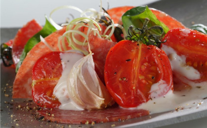 Sałatka ze smażonych pomidorów i salami