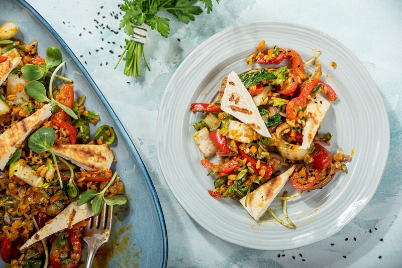 Sałatka bok choy na orientalnym kaszotto z grillowanym halloumi