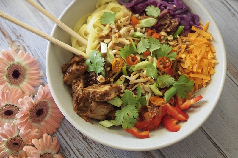 Thai bowl z roślinnym kurczakiem